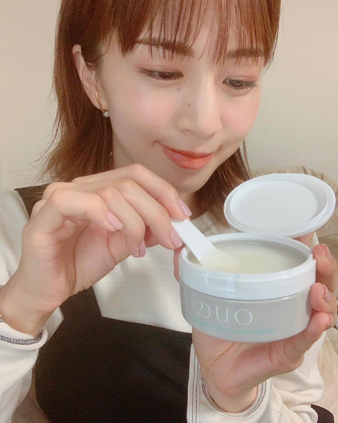 安田美沙子さんのインスタグラム写真 - (安田美沙子Instagram)「みなさん、毛穴ケアってどうしてますか？ お仕事が忙しかったり、子どもがいると、なかなかスキンケアには時間をかけられないですよね😣  そこでオススメなのが、オールインワンでおなじみのカナデルから出た新商品『プレミアバランサー』です🤍  「肌の引き締め」「柔軟」「保湿」「マスク」「マッサージ」の5役が一度に叶って、良い香りで使い心地もとってもいいんです❤️  洗顔後の1ステップで、しっかりうるおうのはもちろん、気になる毛穴ケアもできるのでお気に入り✨  毛穴ケアといえば、デュオのクレンジングバームもオススメ🤍  赤のバームはエイジングケア 黄のバームクリアは毛穴悩みに特化 青のバームホワイトはくすみケア 緑のバームバリアは敏感肌の方向け 黒のバームブラックリペアは毛穴の黒ずみやザラつきに  お肌のコンディションに合わせて使い分けています！  W洗顔不要のクレンジングバームと1ステップスキンケアができるカナデルのオールインワンで時短なのに、しっかりケアできるので、とっても重宝しています♪  @canadel_pr #CANADEL  #オールインワン #毛穴ケア #DUO  #クレンジングバーム　#クレンジングバームブラックリペア　#保湿  #スキンケア  #時短スキンケア #pr」10月18日 18時54分 - yasuda_misako