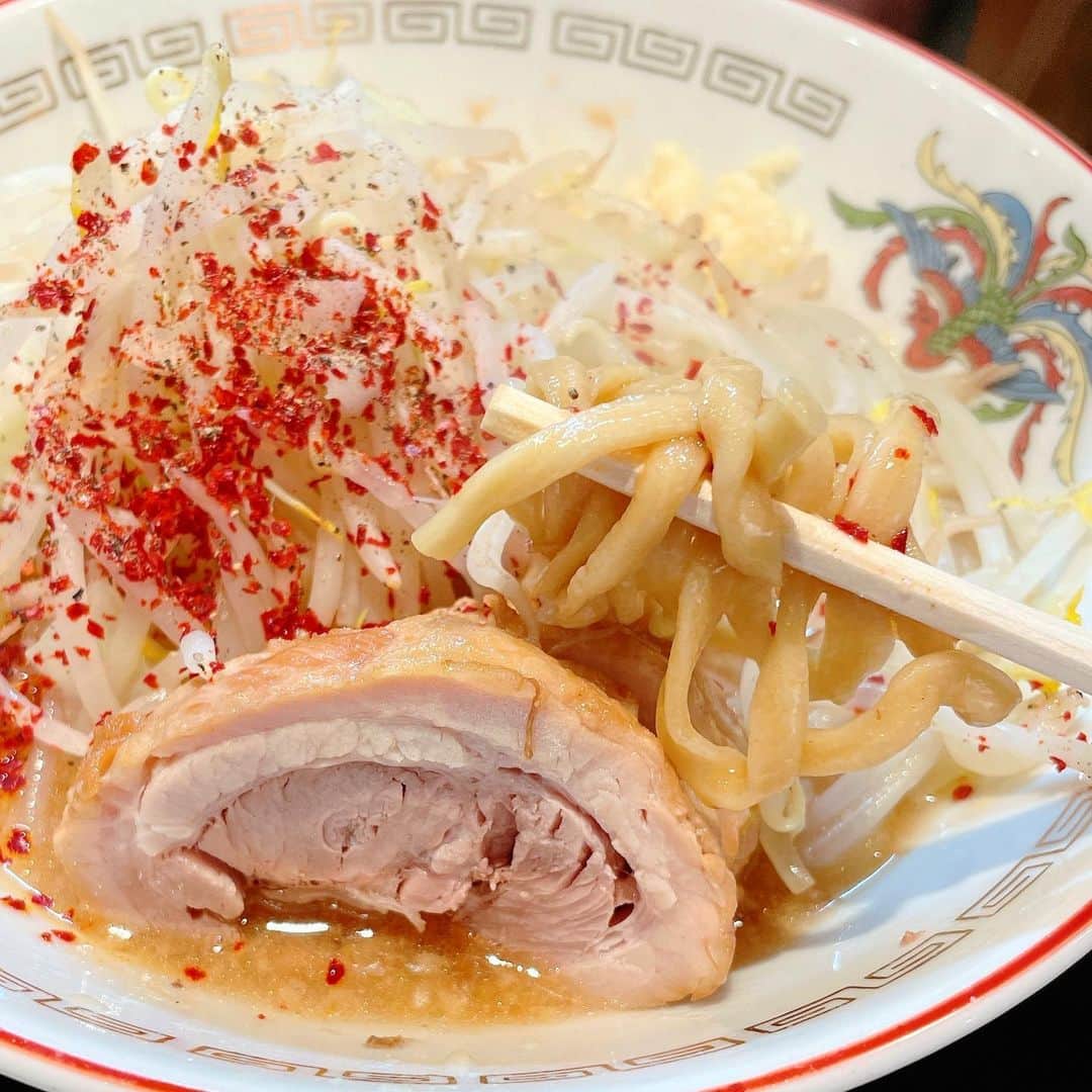 葉月里緒奈さんのインスタグラム写真 - (葉月里緒奈Instagram)「東京に戻って早速「豚山」へ。 おやつだからミニにしたら少な過ぎて食べた気がしない。 でも、おやつだからね。 我慢我慢。 ．．夕ご飯にまた行こうかな(笑)。 #麺好き#麺スタグラム#麺すたぐらむ #らーめん豚山#ラーメン豚山#ミニラーメン#ミニは麺125gしかない#足りるわけないよね #rionahazuki」10月18日 18時55分 - riona_hazuki