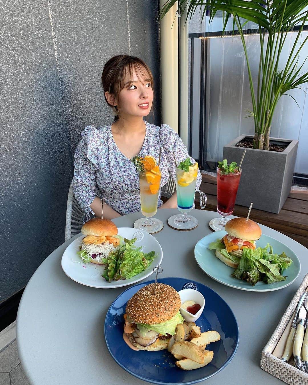 山田菜々さんのインスタグラム写真 - (山田菜々Instagram)「大阪〜〜🐙♡♡  関西で人気の飲食店を多数経営している　@yasuhiro.yoshida さんの新店舗に行ってきました☺︎  @tolahumeda  ハンバーガーがボリュームたっぷりで美味しかった🍔💋 チキンさくさく、えびマヨ大きい、アボカドチーズは外せない✨でした。笑  店内も日差しがとても綺麗で、 テラスも店内もどっちも良かったな〜♡  ちなみにお誕生日プレートが華やか💐 ケーキだけじゃなくってメッセージカードもつけられるよ♡♡うれしい。  お母さんとぱぱが美味しいな〜ってがっついてました☺️ (３人で行きました👨‍👩‍👧)  #tolahumeda #梅田グルメ #梅田ランチ #梅田カフェ #梅田デート #pr #大阪」10月18日 19時02分 - tannana.yamada