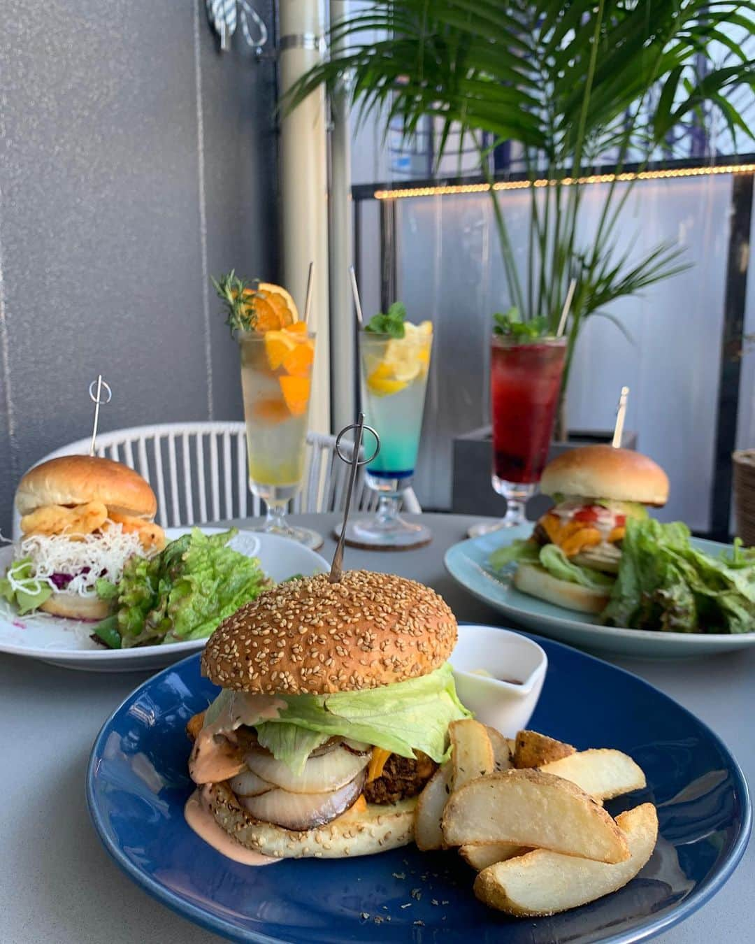 山田菜々さんのインスタグラム写真 - (山田菜々Instagram)「大阪〜〜🐙♡♡  関西で人気の飲食店を多数経営している　@yasuhiro.yoshida さんの新店舗に行ってきました☺︎  @tolahumeda  ハンバーガーがボリュームたっぷりで美味しかった🍔💋 チキンさくさく、えびマヨ大きい、アボカドチーズは外せない✨でした。笑  店内も日差しがとても綺麗で、 テラスも店内もどっちも良かったな〜♡  ちなみにお誕生日プレートが華やか💐 ケーキだけじゃなくってメッセージカードもつけられるよ♡♡うれしい。  お母さんとぱぱが美味しいな〜ってがっついてました☺️ (３人で行きました👨‍👩‍👧)  #tolahumeda #梅田グルメ #梅田ランチ #梅田カフェ #梅田デート #pr #大阪」10月18日 19時02分 - tannana.yamada