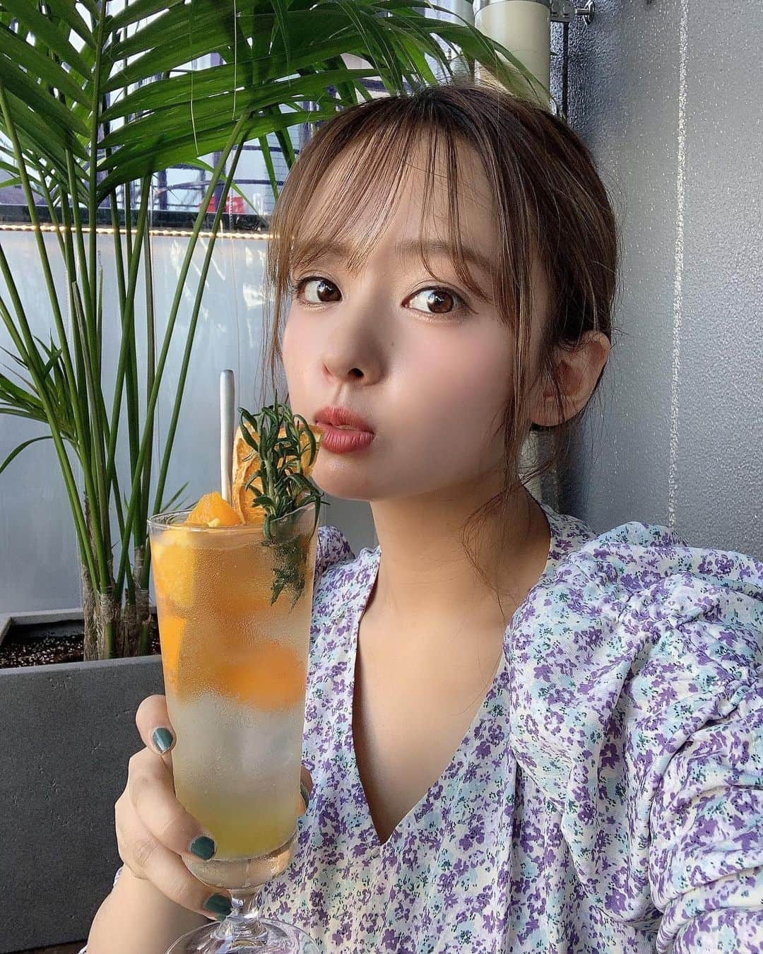 山田菜々さんのインスタグラム写真 - (山田菜々Instagram)「大阪〜〜🐙♡♡  関西で人気の飲食店を多数経営している　@yasuhiro.yoshida さんの新店舗に行ってきました☺︎  @tolahumeda  ハンバーガーがボリュームたっぷりで美味しかった🍔💋 チキンさくさく、えびマヨ大きい、アボカドチーズは外せない✨でした。笑  店内も日差しがとても綺麗で、 テラスも店内もどっちも良かったな〜♡  ちなみにお誕生日プレートが華やか💐 ケーキだけじゃなくってメッセージカードもつけられるよ♡♡うれしい。  お母さんとぱぱが美味しいな〜ってがっついてました☺️ (３人で行きました👨‍👩‍👧)  #tolahumeda #梅田グルメ #梅田ランチ #梅田カフェ #梅田デート #pr #大阪」10月18日 19時02分 - tannana.yamada