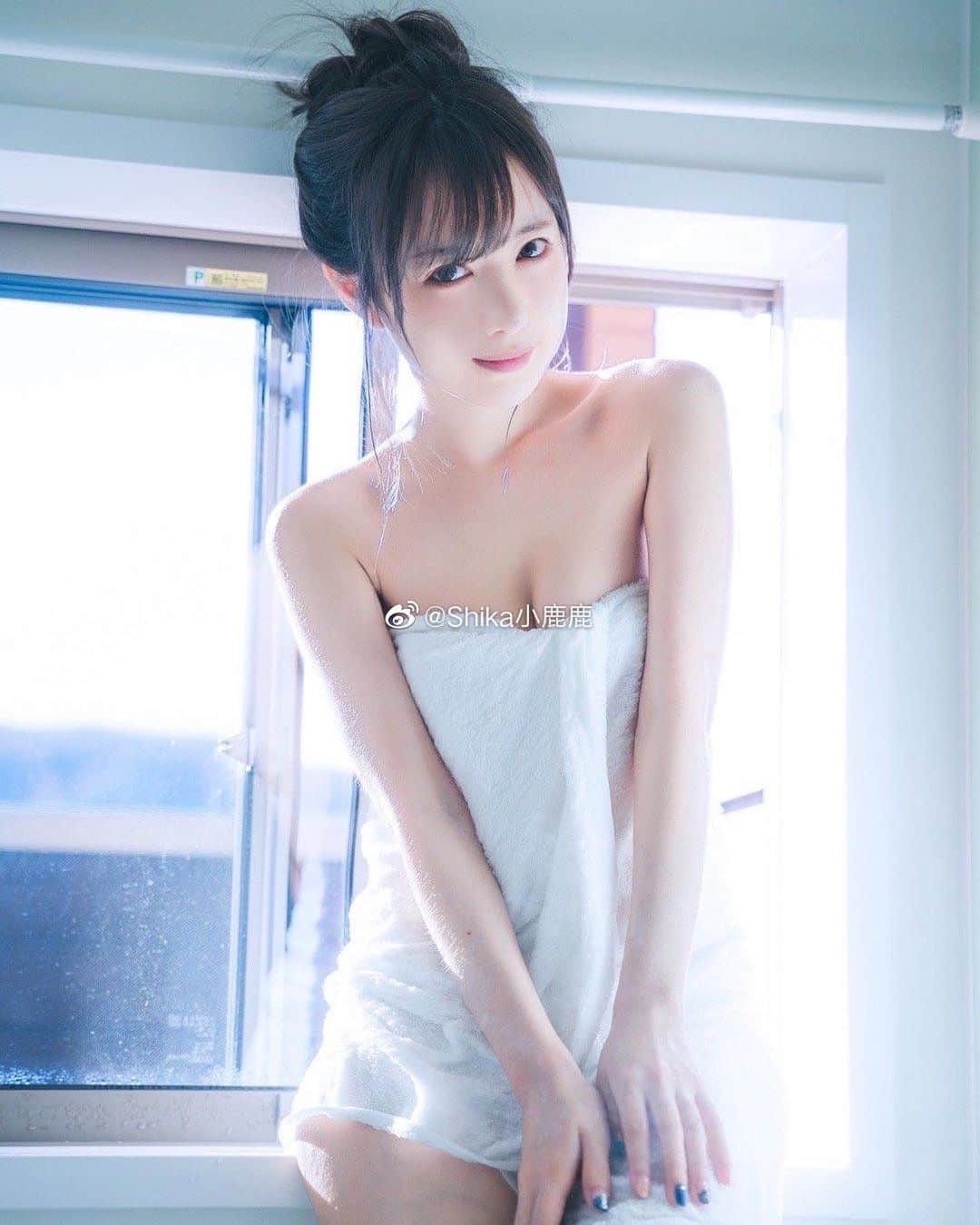 shikaのインスタグラム：「皆さん！10/24はコスケットに仁参加いたします❤️ 新刊写真集と撮影チケットを准備完了！ C10で皆さんをお待ちしています🙌」
