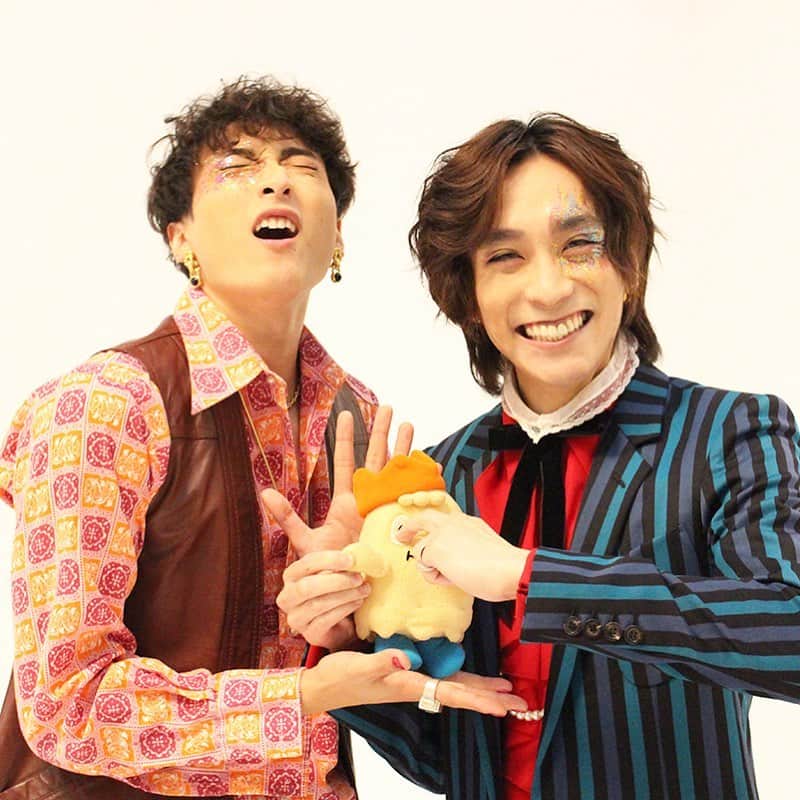 アミュモバ(アミューズモバイル)さんのインスタグラム写真 - (アミュモバ(アミューズモバイル)Instagram)「#平間壮一 #小関裕太 出演✨ ミュージカル「The View Upstairs -君が見た、あの日-」 ビジュアル撮影フォトレポート公開中🎉 レポートは #アミュモバ でCHECK✅ ハイライトからレポートへ飛べるよ✈️ @amusemobile   アミュモバでは、それぞれのソロ撮影の模様とツーショット撮影の模様をお届けしているモン📸 今回はカップルを演じる平間と小関❣️既に息ピッタリな様子で、今から開幕が楽しみだモン👀🎶  そして、アミュモバチケット先行も明日10/19(火)23:59まで受付中🎉ぜひチェックしてね💕  #目がぁ」10月18日 19時26分 - amusemobile