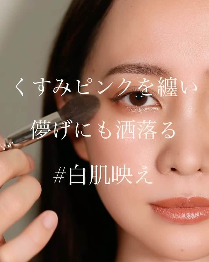大木光のインスタグラム：「＊音源有り🎵 ○くすみピンクを纏い儚げにも洒落た目元を彩る グレイッシュな色味とくすみカラーが肌のトーンを底上げ⤴︎⤴︎ この季節暗めのアウターと合わせるのも◎✋！ . items.. eye @suqqu_official シグニチャーカラーアイズ 01瑞花 @lauramercier  キャビアスティックアイカラー09ROSEGOLD @etvos.jp  ミネラルスムースリキッドアイライナー　グレージュブラウン cheek . LAURA MERCIER 14WATER MELON lip. @celvoke.jp  04  SUQQU コンフォートフルイドグロウ08 . #メイク#メイク動画#etvos #celvoke #lauramercier #suqqu #秋コスメ #アイシャドウ #アイメイク#アイライン」