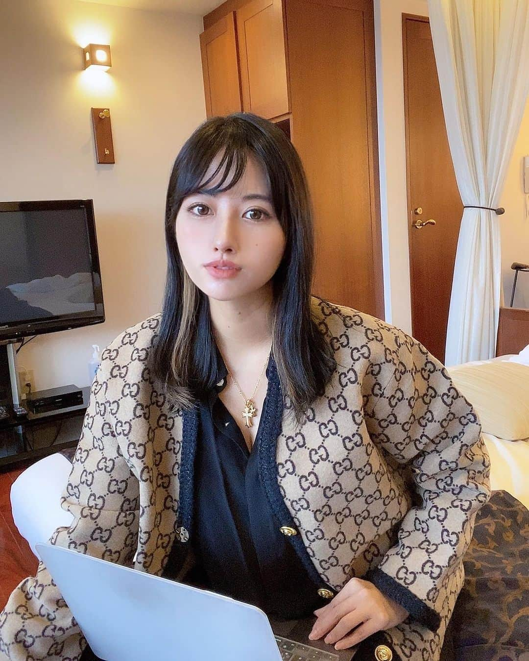 ヴァネッサ・パンさんのインスタグラム写真 - (ヴァネッサ・パンInstagram)「The person who knows how to live, also knows how to work efficiently. swipe  for ☺️👒  写真撮ってるの30分だけ、三脚でぱっぱとっー あとは仕事しながら、リアル景色を目に焼き付ける🦋  ーーーー #館山　#森羅　#ザシンラ　#shinra #theshinra #fendi #fendiswimsuit #fendiswimwear #louisvuitton #louisvuittonbag #むぎわら帽子  #Macm1 #macbook #guccicardigan #guccigram」10月18日 19時40分 - kazuminoomi