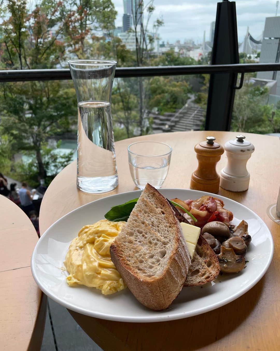 織田奈那さんのインスタグラム写真 - (織田奈那Instagram)「でかコブサラダと大好きなbillsのブレックファースト🍽 #bills週4で行かせて」10月18日 19時40分 - odanana924