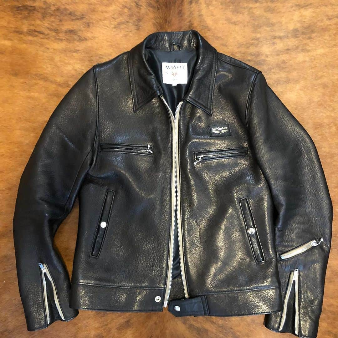 Ari Keitaのインスタグラム：「革ジャンの季節が到来してきました🦌  Lewis Leathers × THE REAL McCOY’S の伝説的な名作。  Deer Skin (鹿皮) は一度、袖を通したら、その着心地を体験できます。  ちょっとカスタムさせていただきましたが、これからも末永くよろしくお願いいたします。  #leatherjacket #leather #レザージャケット #革ジャン #革 #lewisleathers #ルイスレザー #realmccoys #リアルマッコイズ」