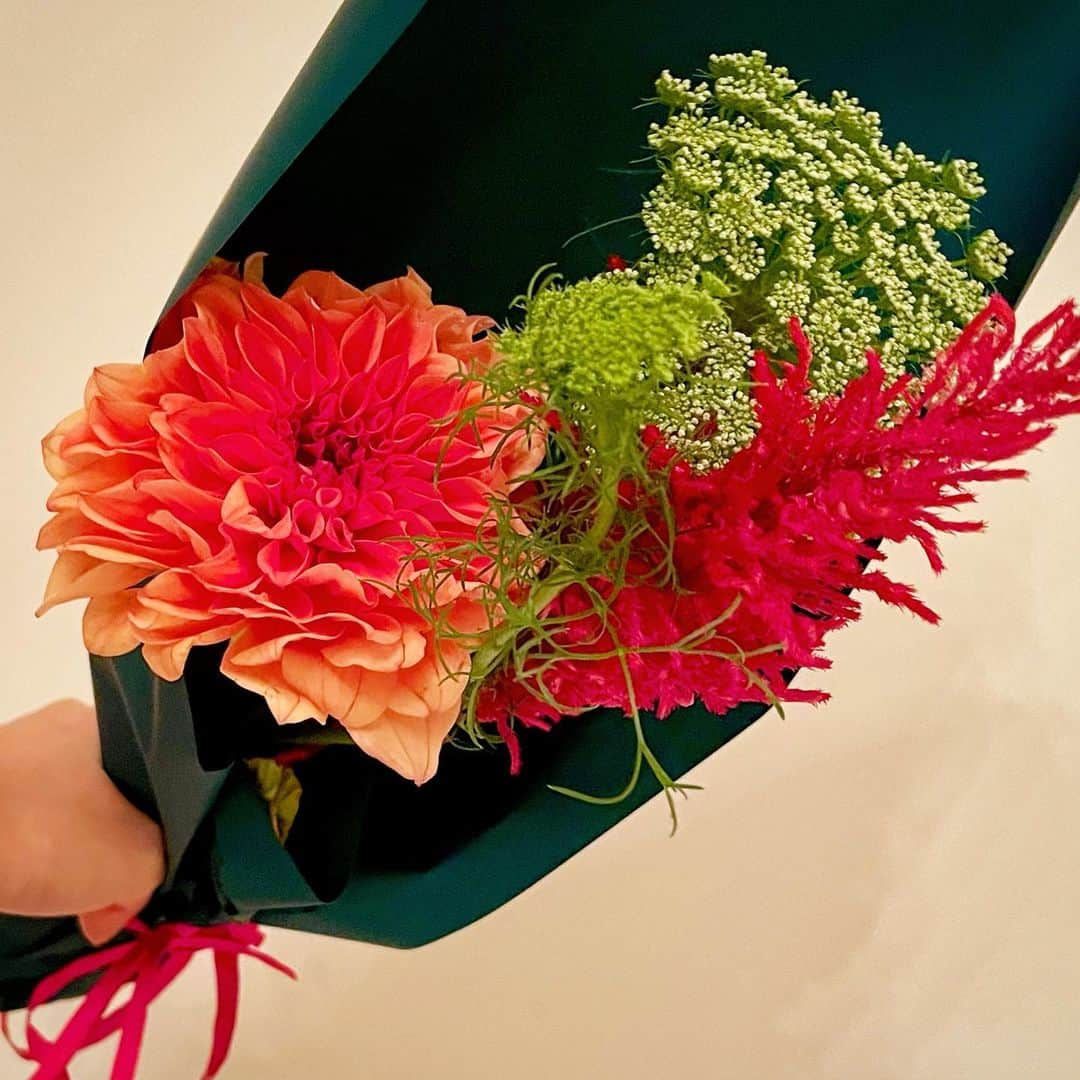 高橋幸さんのインスタグラム写真 - (高橋幸Instagram)「親友が、幸をイメージしたよとお花をくれました🧡少しくすぐったいような、嬉しい気持ちになりました🥰 #flowerbouquet #ありがとう」10月18日 19時39分 - sachitakahashi8