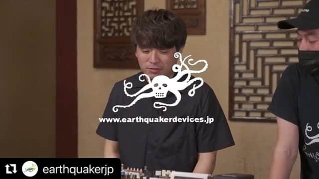 井澤惇のインスタグラム：「OYAIDE×EQDによるペダルボードのオーバーホール企画の第二弾動画がアップされました♪  またマニアックな話をしてますので、好きな人は是非。笑  本編はこちら↓  https://www.youtube.com/watch?v=4-witoyC-hs  #Repost @earthquakerjp with @make_repost ・・・ #pedalboardoverhaul Ep.2 with 井澤 惇（LITE)！⁠ ⁠ @oyaideelec @voodoolabofficial  @earthquakerdev @dacchi9010⁠ ⁠ 前回のEp.1ではタイトながらも使いやすいレイアウトでボード上をスッキリ、そして機能的に仕上げる事に成功したこの二人。DIをボードの裏に設置しても柔軟にアウト端子の場所を気にせずに出力のパターンを変える裏技まで！二人は簡単にフレキシブルなループと出力を操作できるSwiss Thingsエフェクトループスイッチャーの恩恵を受けます！⁠ ⁠ このEp.2では仮組みしたペダルのパッチケーブルの製作に入ります。こちらもオヤイデ電気の本多さんの現場での経験値が感じられるレクチャーに。ペダルに接続する際にケーブルの癖（曲がる方向）を利用することで抜けにくくしたり、DCケーブルと交差する部分のパッチケーブルが交わる方向でノイズの乗りが変わる等、知っておけば万が一の際のトラブルシュート等で問題点を早く見つけられたり、まず最初から安心できるペダルボード自体の製作が可能になるのは良い事だと思います。⁠ ⁠ それではこの井澤さんのボードがどこまでブラッシュアップされるか？お楽しみください！⁠ ⁠  •プロフィールページのLink in bioをクリックしてビデオに飛べます。YouTubeチャンネルの登録もお忘れなく！⁠ ⁠ 機材協力：Oyaide, Voodoo Lab, Yamaha Music Japan⁠ 撮影協力：Majestic Studio ⁠ 撮影：MINORxU⁠ ディレクター：Shu Suetake⁠ エディット：Dave Whited⁠」