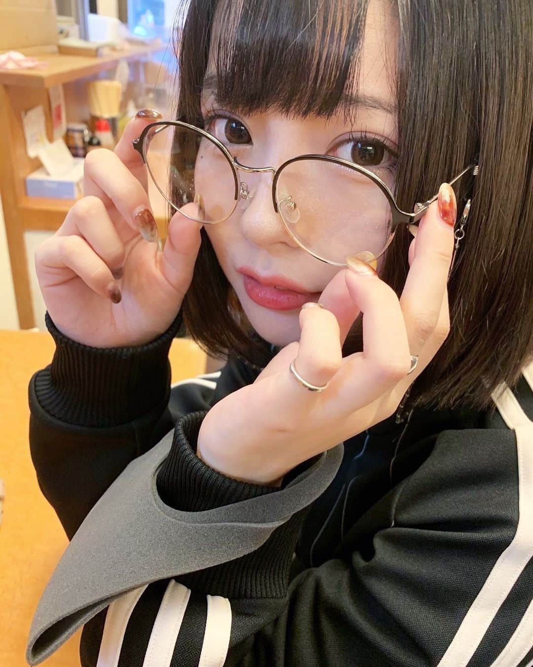 sarimaru(国木田さりまる)のインスタグラム：「とある日のラーメン屋にて🍜 自分が盛れる角度熟知してる写り方してる😂 iPhone外カメ無加工で撮れた奇跡の1枚です💭  寝てる時の顔とか、下アングルとか自分がブスな事故画みて友達とゲラゲラ笑ってる時間楽しいから好き😋🌈  バブなちと一緒にいる時事故画めちゃくちゃあるけど何しててもずっと笑ってます幸」