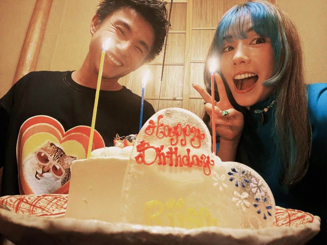 仲里依紗のインスタグラム：「本日10月18日で32歳になりました🎂❤️‍🔥✨  たくさんのおめでとうメッセージありがとうございます🙏❣️ あたたかい言葉をいっぱい言ってもらえて誕生日って本当に幸せな1日です🥰✨❤️  そして、毎年美味しいディナーとプレゼントを買いにデートに連れて行ってくれるキツネさん🦊❤️  今年も 🦊『何が欲しいの？』 👩🏻‍🎤『え〜なんもない』 🦊『とりあえず見に行こう』 この流れで表参道へ行き すかさず、自分の欲しいものリスト達のスクショをキツネさんに少しずつチラ見せしお店を回り品定めするパターン😂 こんな感じで欲しいもの決まったやつあるくせに 何もないと言っちゃう癖😂何年たっても変わらないねー笑🙏 それに何も言わずに付き合ってくれるキツネさんありがと🤣🔥❤️  こうやってずっと仲良くいれるのはあなたのおかげです❣️いつもありがと❤️‍🔥❤️‍🔥❤️‍🔥  #おかかTシャツ何も言わずに買ってくれてた笑 #ふときゃくだね🦊」