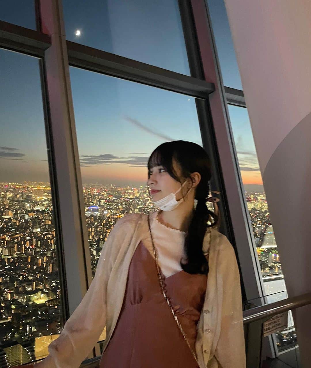 永久ハンナのインスタグラム：「プロデューサーさんのひなこさん(@hinako_ishiwata )と東京スカイツリーに行ってきました🗼✨ 綺麗な夕日と東京全体の夜景を見渡せて、心が浄化されました。。 東京ドームも見えたよ。  一緒に短冊みたいなのにベビクレのことを書いてお願いして結んできました👏🏻  次は東京タワー行きましょ⁇ﾋﾅﾀﾝ」