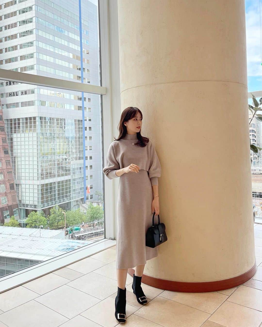 ハンナミのインスタグラム：「急に寒くなったから 今日はニットワンピースにした 🍂🤎  ノースリーブワンピースと プルオーバーのアンサンブル仕様で いまの時期にもちょいどよくて 着回しも沢山できそう 🤍  #ANAYI #アナイ #ニットワンピース #pr」