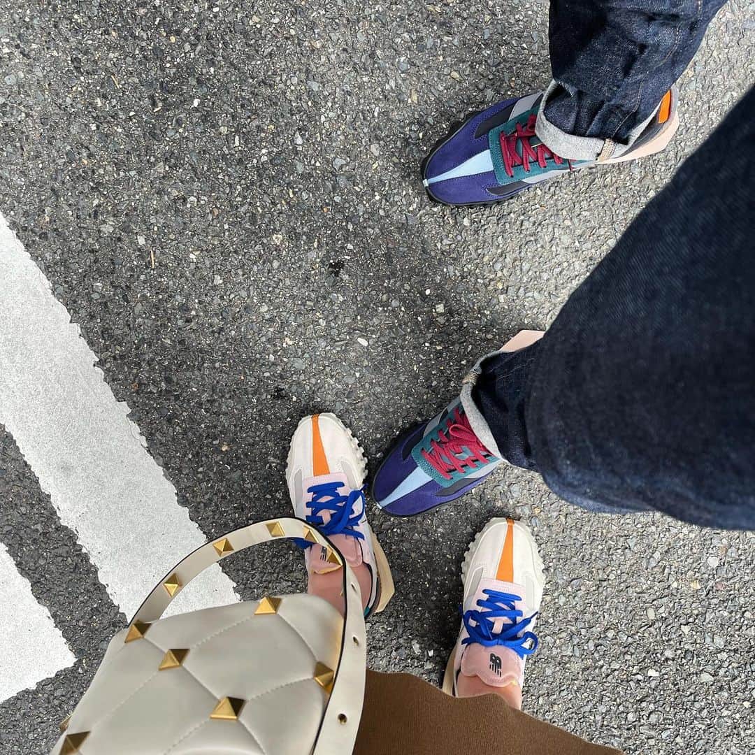 木村安梨沙のインスタグラム：「旦那さんと色違い。 足パンパンに浮腫んでるけどこれ履けた😅」