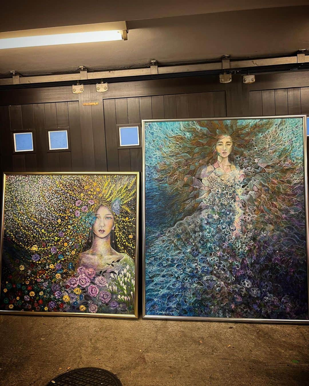 工藤静香さんのインスタグラム写真 - (工藤静香Instagram)「絵画がお嫁さんに行くので、少し整理をしました。 一枚目はいつかの二科展入選作品で、何処かに浮いたような、溶け込んだようなふわぁ〜っとした100号の絵です。3枚目は右F100号と大きさを比べたS50号　かなり違いますよね☺️50号でもお部屋で描いていると本当に大きく感じます。200号、300号を出展する方々はどんなお部屋で描いているのだろうか！なんて思ったり。だって、ハシゴ🪜とか必要ですから😅尊敬するばかりです。  そして4枚目は東京支部展に展示したカラフルでエネルギッシュなF100の絵です。最初は桜並木を描き、それから変化してウルフやタカなどが入って行った作品です。この絵は大切にしてくださる場所にお嫁さんに行きます☺️  絵は見る方の自由な捉え方ですが、1枚目は自分の殻をやぶる。また何だかの理由で心の壁が崩れる。人の心は時にガラスのように壊れやすく脆い。そして強く美しいを表現したかったです。」10月18日 20時40分 - kudo_shizuka