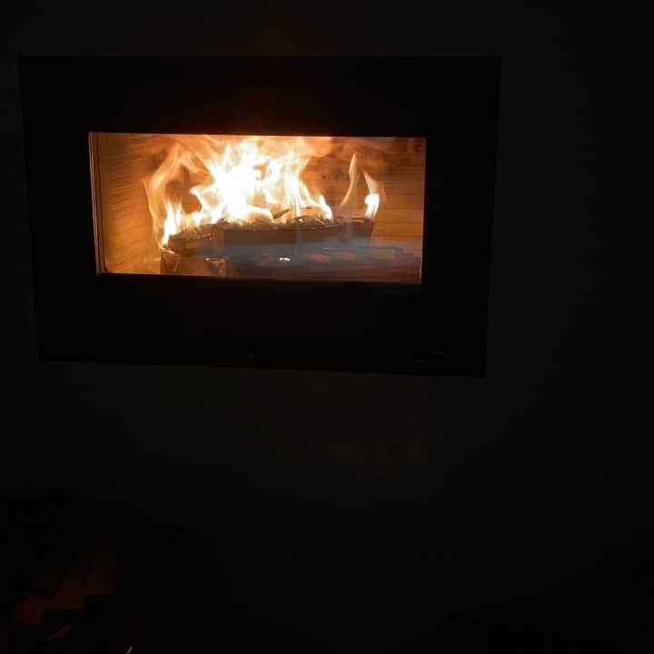 伊原剛志のインスタグラム：「今シーズンも  暖炉の季節  火を見てると癒される❗️  #暖炉のある家」