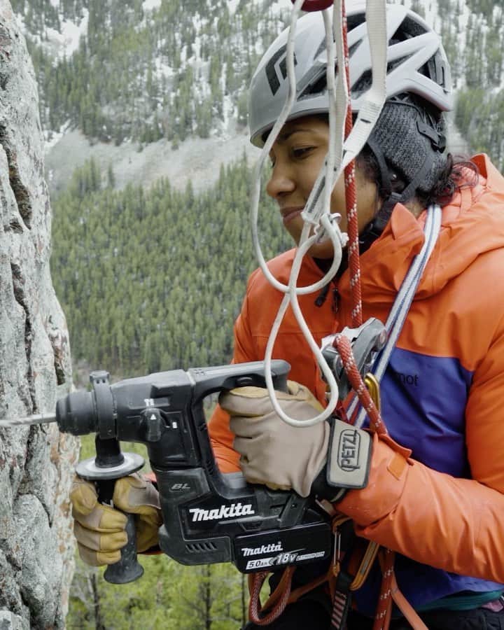 マーモットのインスタグラム：「Brazilian immigrant and climber Maiza Lima is on a mission to establish new routes with a spirit of inclusion to combat the unfortunate history of inappropriate, racist and sexist route names. As she physically creates a space for herself in the outdoors, she is also building the foundation for a new, inclusive landscape in American climbing.  Watch "What's In A Name" premiering Wednesday, October 20th on REI channels.  Main Character - @maizalimarock  Director, Cinematographer - @juliannalyle Bedrock Film Works - @bedrockfilmworks Producer - @jimaikman Additional Cinematography - @tarakerzhner Executive Producer - @grahamzimmerman」