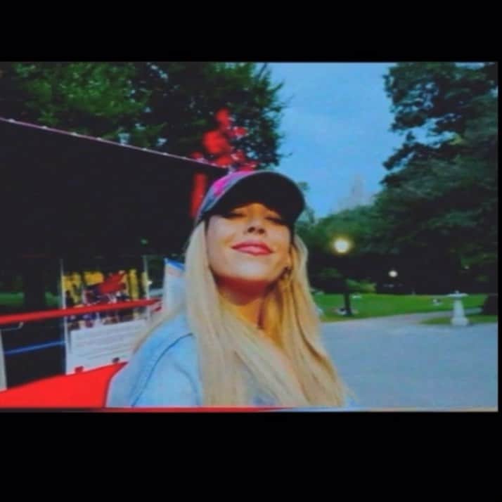 Danna Paolaのインスタグラム：「#AunBeso 💋🤍 music video OUT NOW Ufff ¿por donde empiezo?  Es tan bello poder ver un poco de ti a través de los ojos de esa persona, de ese corazón, un alma rendida a ti, tan transparente y llena de luz. este video es un cachito de mi corazón para poder compartirles con much ilusión y respeto, la plenitud en la que me encuentro y lo especial que es todo en este video.   NY una de mis ciudades favoritas, esta vez con mi persona favorita, dirigiendo y produciendo con cámara en mano plasmando de manera genuina solo una parte de la magia, ademas de  complementarlo con ayuda y el talento de amigos/ familia 🤍 que amamos mucho y que fueron parte, esperemos lo disfruten De corazón GRACIAS!    ☁️」