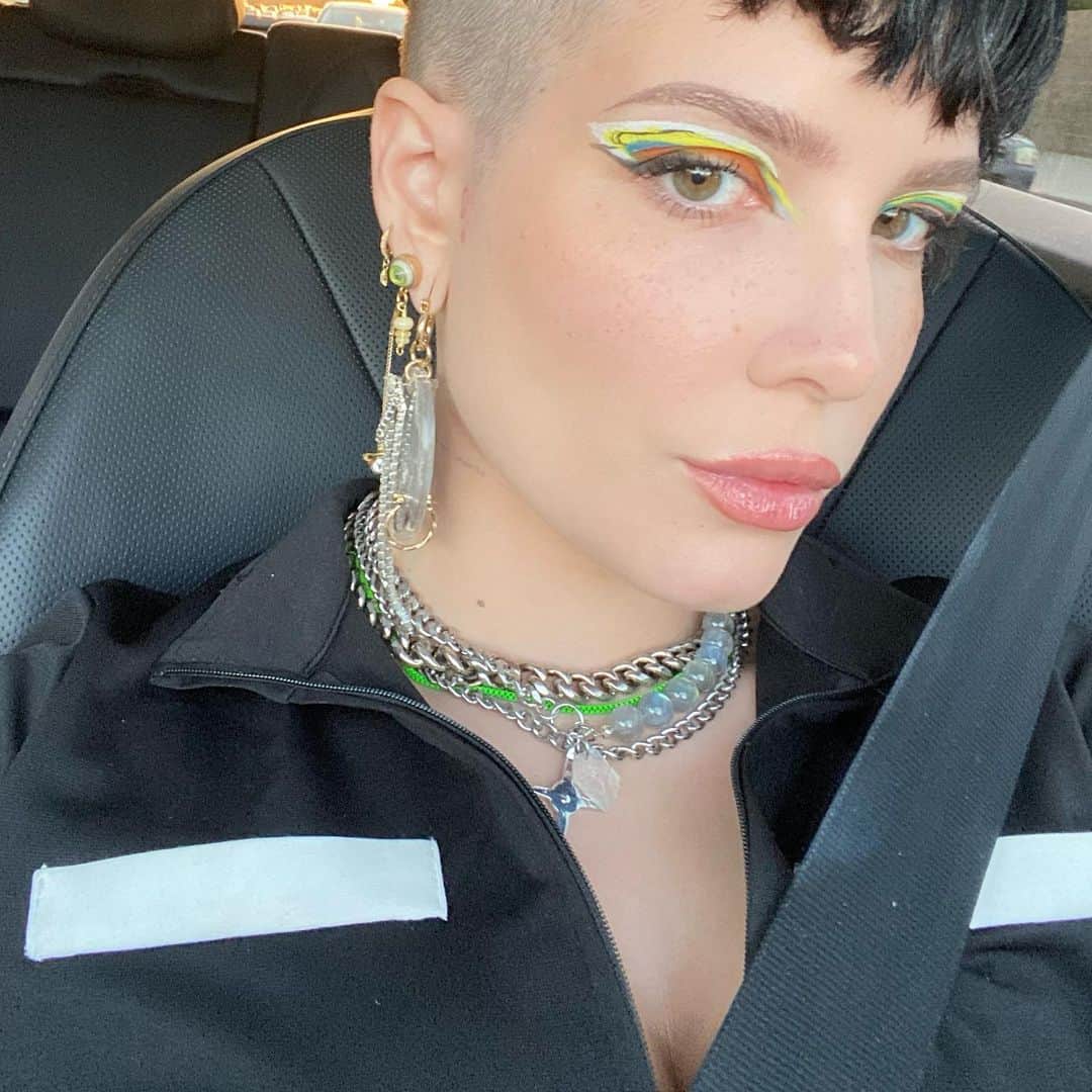 Halseyのインスタグラム：「Andy Hope and Rolling Stones for a technicolor weekend. ⚡️🍎🎸🎷」