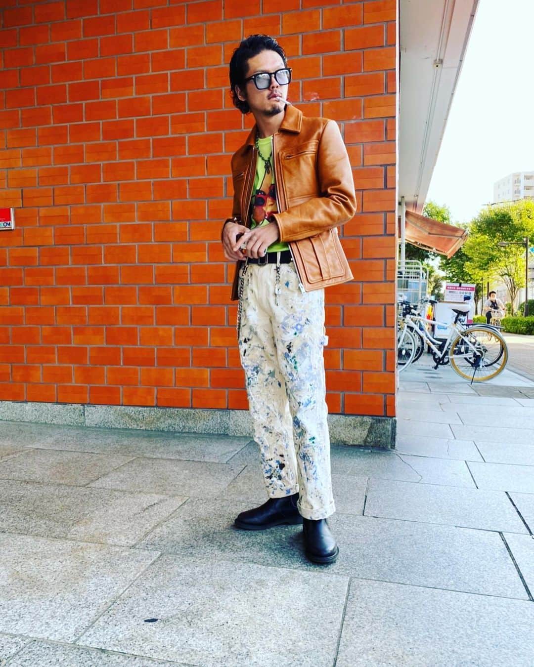 庄村聡泰のインスタグラム：「#サトヤスタイリング 眼 @tomford daxと言う形 上 @maisonmargiela 良い色良いサイズ 中 @supremenewyork 映画好きならピンと来る 下 @snack.ngl 左官パンツ 靴 @drmartens_japan @drmartensofficial マーチンゴアはサイコーずら 銀 @chromeheartsofficial  腰 @undercover_lab 鋲ベルトからは永遠に卒業出来ない気がしている 咥 @jt_official.jp」