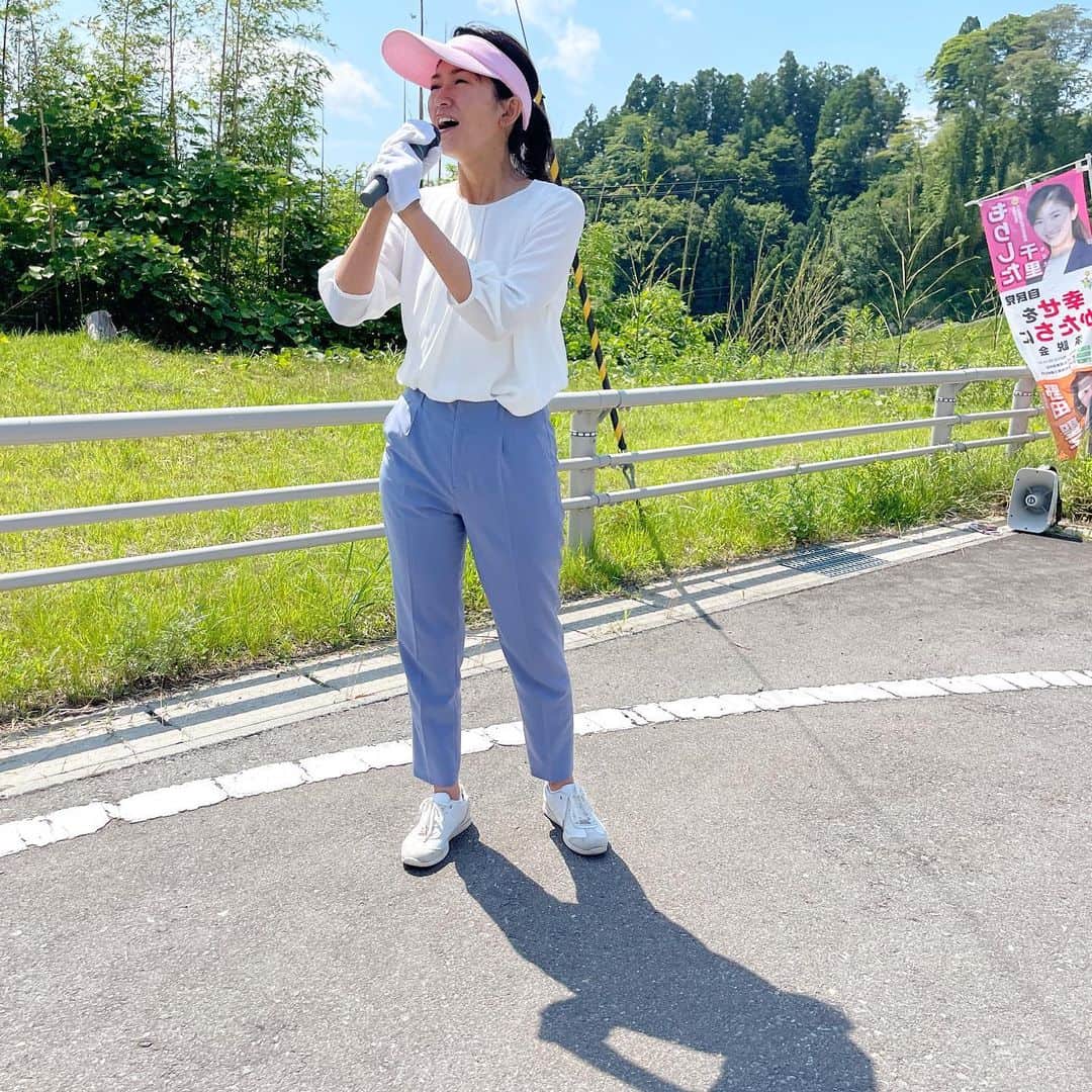 森下千里のインスタグラム：「いよいよ明日が公示日です。 これまで、本当にたくさんの方に応援の言葉をいただいたことに、心から感謝をしています。  今日、取材を受けました。 記者の方が、 「辻立ちをしていて、 余所者扱いされたと思いますが…」と、 話を切り出されました。  いえいえ、ちょっと待ってください。  わたし、 余所者なんて呼ばれたことありません。  それどころか、 見ず知らずのわたしに 頑張れと声をかけてくださったり、 冷たい飲み物をくださったり、 浜では口開けした雲丹を下さったり、 たくさんの優しさをくださいました。  「そんな冷たいことを言う方は この宮城五区にはいません！！」  と、 思わず答えていましたが、 何度考えてもそうなんです。  とても優しい方ばかりなんです。 頑張っている方は、 他の人にも優しくできる、そう感じました。  だからどうか、 皆さんがもっと幸せを感じれるように、 形にし、  気持ちをしっかりお返しできるように 頑張ってまいります！！！  #宮城五区 #辻立ちクイーン #明日から復活  #幸せをかたちに」
