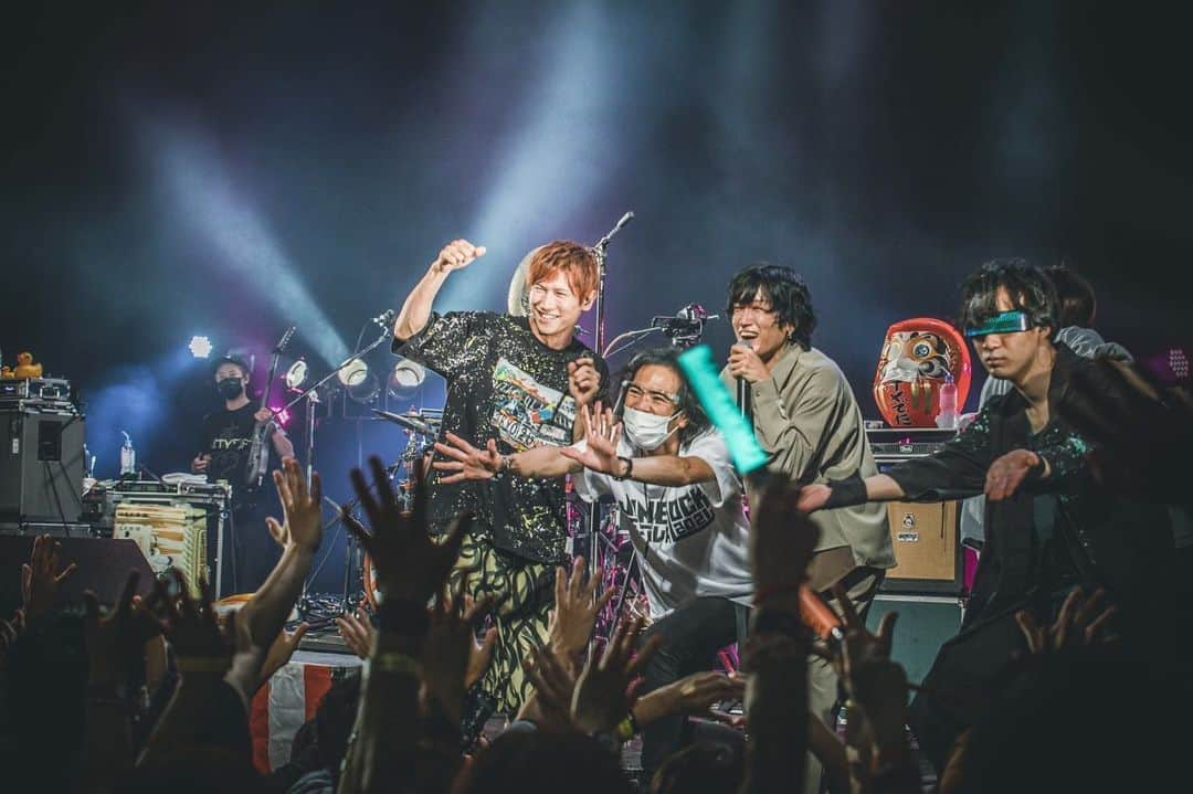 セキはん（コロナナモレモモ）さんのインスタグラム写真 - (セキはん（コロナナモレモモ）Instagram)「【JUNE ROCK FESTIVAL 2021】 本来なら6月のフェスが10月に日を改めて執念の開催。しかし奇しくも16日ということもあり絶好の16(ジューンロック)日和。 そのトップバッターということで当然ど気合入れてやらせてもろて さらには そのままラストまで見させてもろて。 徹頭徹尾JUNE ROCKしゃぶり尽くしました。  ジュンさんほんまお疲れ様でした☺︎ﾗﾌﾞ 相変わらずライブ。これからもライブ。  #junerockfestival #junerock  photo(最後の一枚以外) by(@yumenakayama)  しかしどの写真見ても叫んでる時以外基本めちゃわろてるのな。こんなにわろてる写真ばっかなのも珍しいってぐらいわろてる☺︎  設定ミスって 写真切れてもた⠉̭⃞」10月18日 23時07分 - skeihan_ome