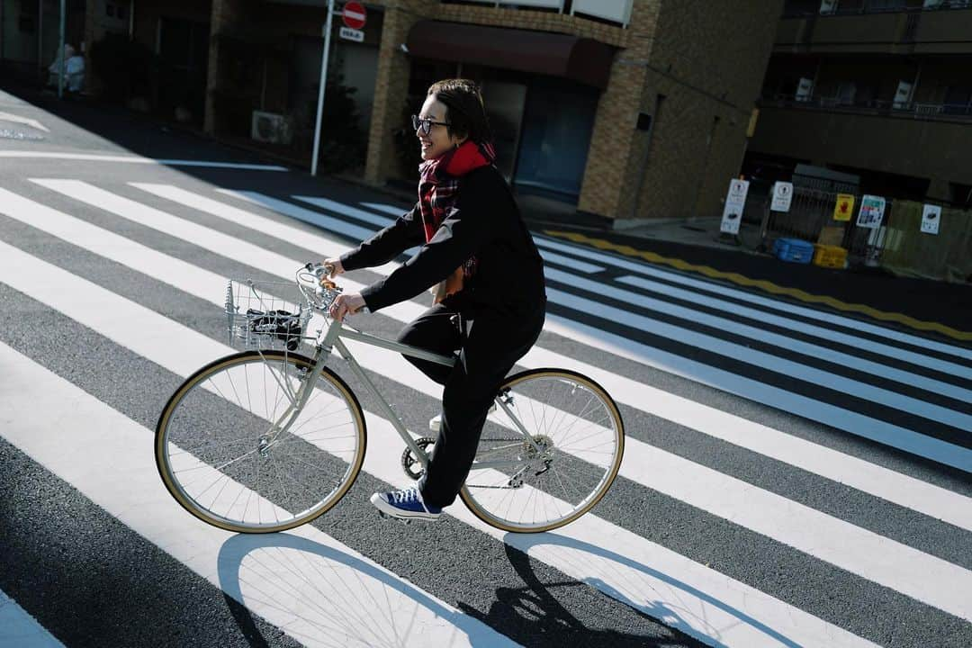 高山都さんのインスタグラム写真 - (高山都Instagram)「ちょうど1年前の今日、この愛車が完成して納車してもらったから、きょうはマイチャリ記念日。 そんな日に、たまたま自転車使って出かけてたから、不思議なご縁だ。 フレームから細かいパーツまで全部自分で選んで、色も自分で決めて塗ってもらった。 今んところ世界で一つだけの自転車。 @bluelug_kamiuma 谷店長、お世話になりました！！ 最後の写真が、その日の最初のライドの様子。 毎日って、ちゃんと重ねて作られてて、自分自身もそこに繋がってる。 安全運転で、これからも色んな景色見ていこう🚲 楽しい毎日を作るのも自分次第やな。」10月18日 23時22分 - miyare38