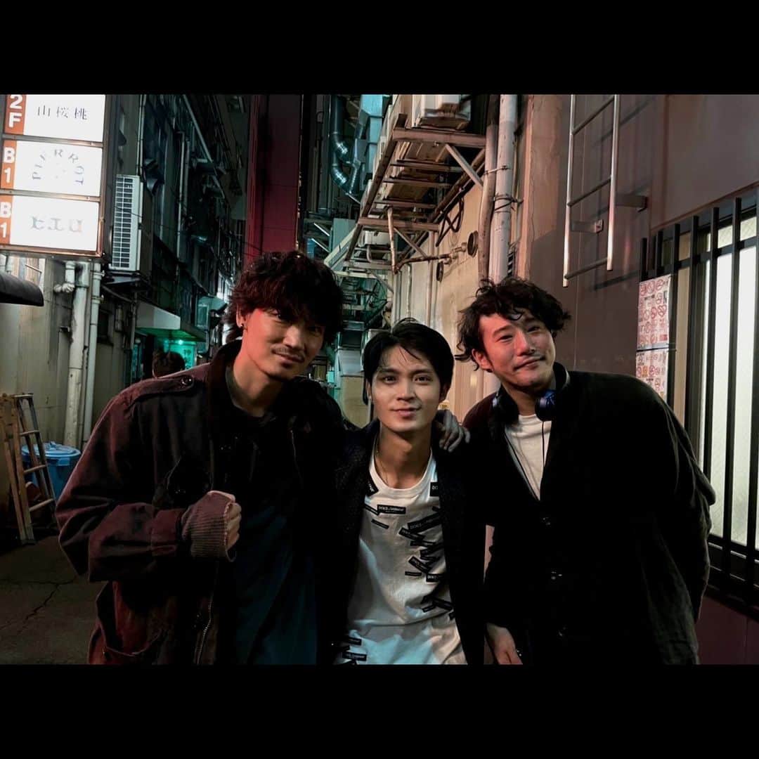 磯村勇斗のインスタグラム：「.  尊敬する大好きなお2人と📸  #綾野剛 さん #藤井道人 監督  #アバランチ」