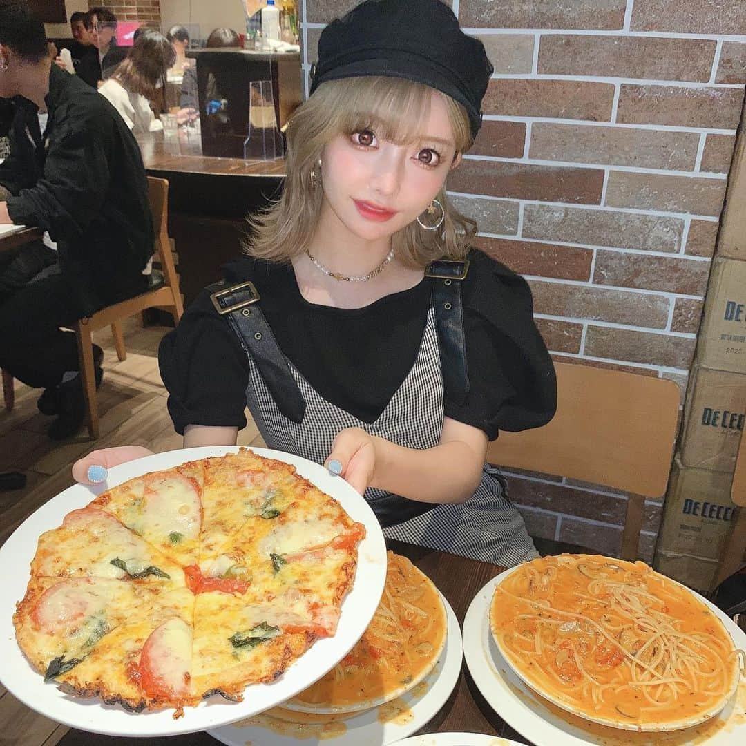 吉川ちえさんのインスタグラム写真 - (吉川ちえInstagram)「【🍝💗🍝💗🍝💗】 . 先日1番好きなパスタを食べに地元 から来たお友達と食べに行ったよ😊❤️ 友達も大絶賛していた . ✅IVOホームズパスタ新宿店 の絶望パスタ✌️💕 (※写真奥側が絶望パスタで大きく写ってるのはニンニクとトマトの唐辛子パスタ🧄) . とにかくうまい😭💖なんて言っていいか分かんないけど味が大好き🥺❤️ . 絶望パスタはミートソースベースに具たくさんの 挽肉の旨み、きのこ、チーズ、クリームソース、オリーブ、ニンニクが入っててめちゃくちゃ美味しい👍‼️ . ちょいピリ辛な感じが癖になるしスープも濃厚でずっと食べれるよ🙈 粉チーズが50円で付けられるから個人的には絶対あった方がいい👐✨ . 🍝絶望パスタ 1200円💛🧡 ランチだと飲み物もセットでついてくるよ🐻💗 . ⭕️IVOホームズパスタ新宿店 📞 03-3357-5306 🏠 東京都新宿区新宿3-14-23 マヤビル　３Ｆ 🚃東京メトロ丸ノ内線・副都心線【新宿三丁目駅】徒歩３分 . 営業時間 ［月～金］ 11:30～15:00（L.O.）／17:00～23:00（L.O.22:00） ［土・日・祝］ 11:30～16:00（L.O.15:30）／17:00～23:00（L.O.22:00） . #新宿三丁目グルメ #新宿三丁目ランチ  #ivoホームズパスタ #ivoホームズパスタ新宿店  #絶望パスタ #パスタ #パスタ好きさんと繋がりたい  #グルメ #パスタランチ」10月19日 0時34分 - yoshikawachie_16