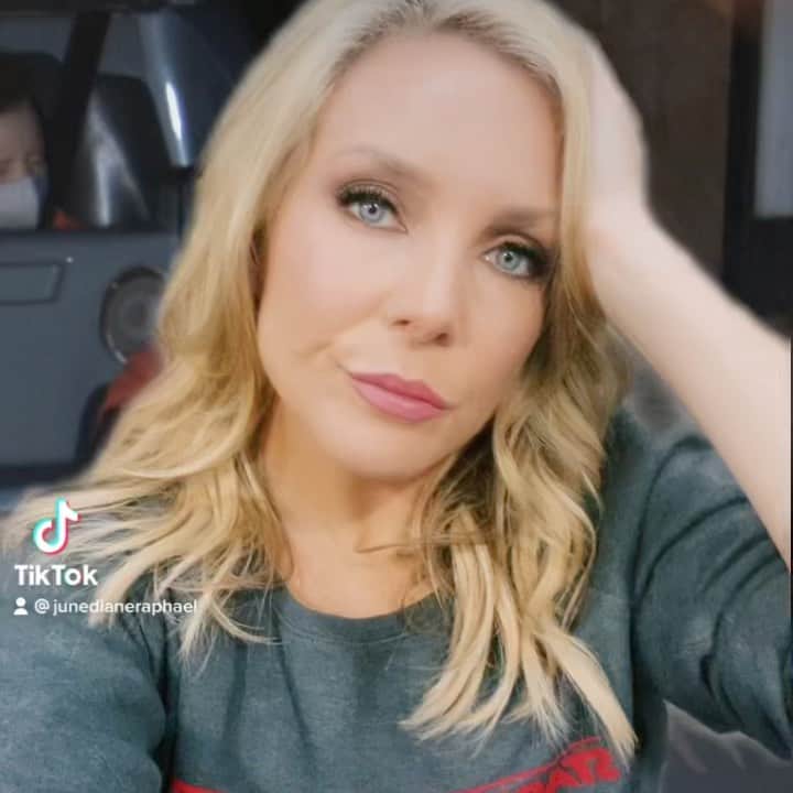 ジューン・ダイアン・ラファエルのインスタグラム：「Just can’t ever look cute on a rollercoaster.」