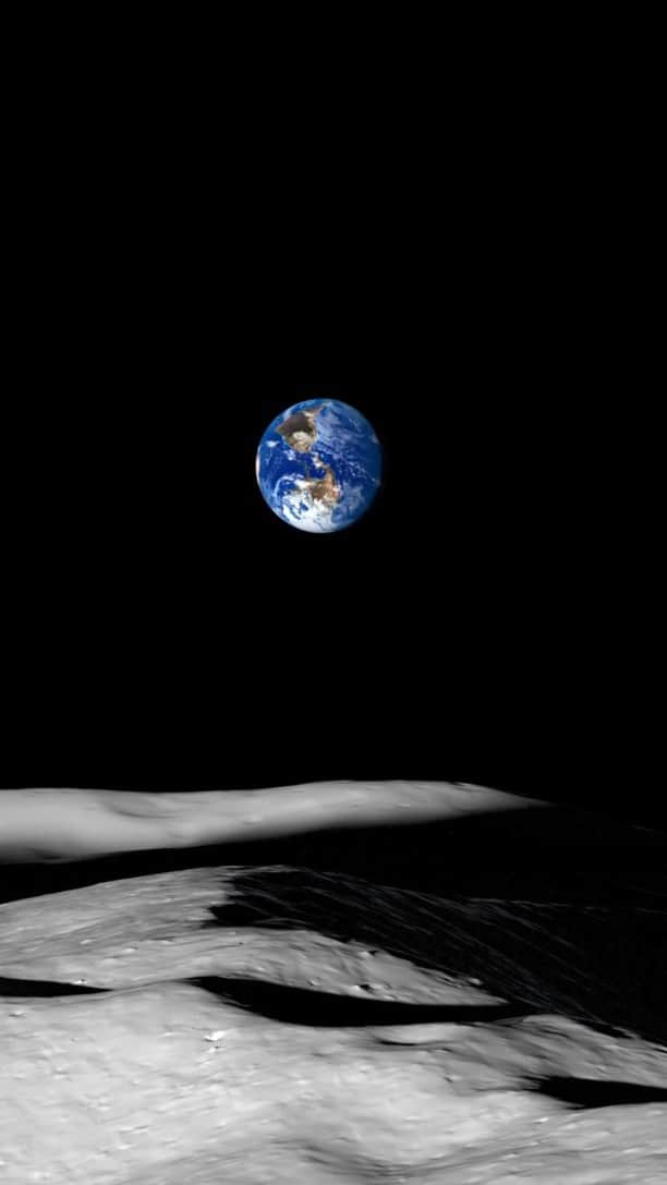のインスタグラム：「Have a listen as NASA visualizer Ernie Wright walks us through his animation that reveals the unusual motions of the Earth and Sun as viewed from the South Pole of the Moon — where future @NASAArtemis missions will explore!」