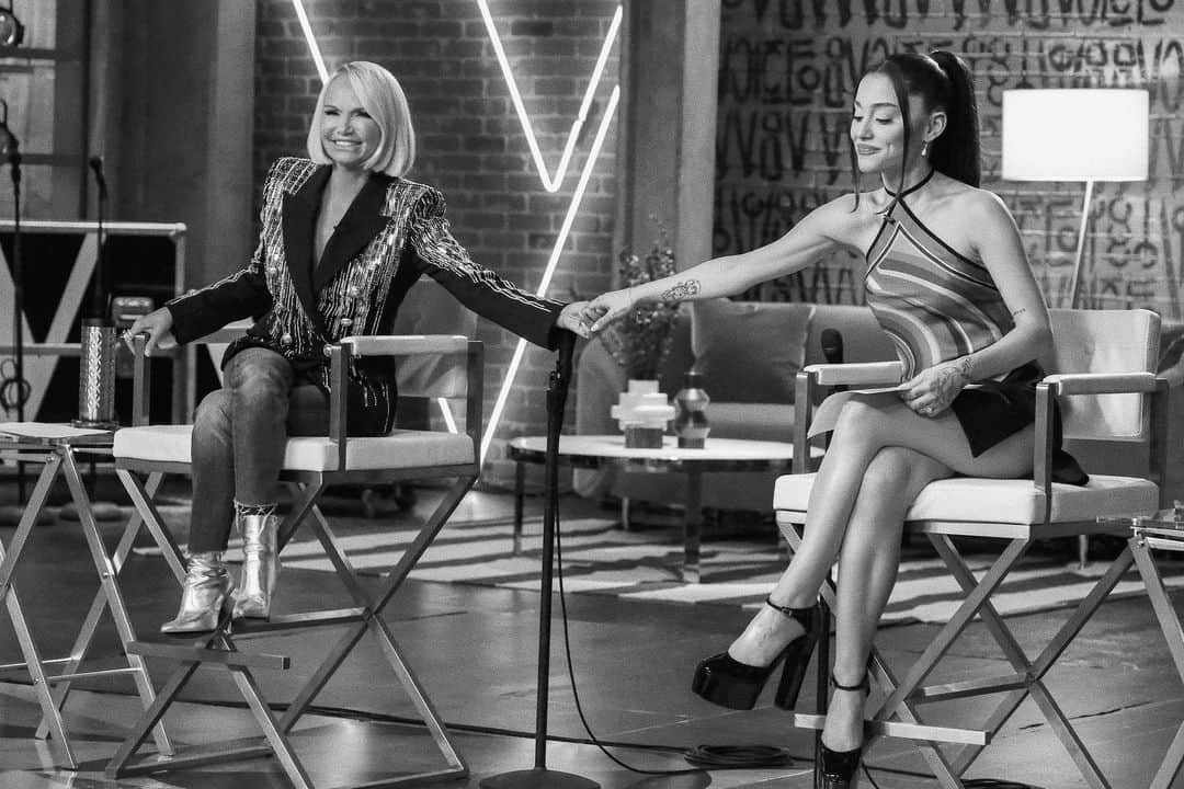 アリアナ・グランデのインスタグラム：「the final #voicebattles begin tonight @nbcthevoice.🧚🏼‍♂️ thank you @kchenoweth, i love you.」