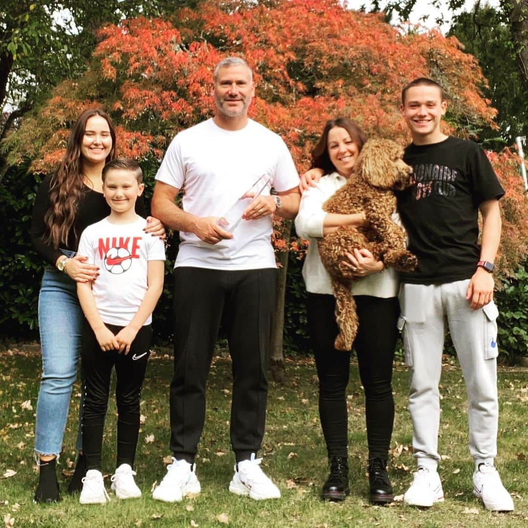 のインスタグラム：「So proud to accept the ‘Forever Saint’ award on Saturday! The support from my family through some amazing times and some not so amazing (Sheffield Wednesday away😉) has absolutely made it possible. You are fantastic 🥰 @southamptonfc forever your Saint! 😇@saints_foundation #saintsfc #foreversaint #wemarchon #dogwontsit #justpickhimup」