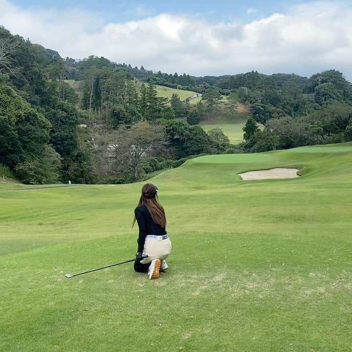 SARAKIMISAKIのインスタグラム：「アイアンティーショット🏌️‍♀️  最近心がけているのは振り抜くこと！！ 手だけで身体が止まってしまうことが 多かったので、振り抜くイメージをするようにしたら 段々とボールが捕まるようになりました🥺✨  飛距離は相変わらず足りないのだけど 方向性は少しずつあってきた🙆‍♀️✨  ウェア @efficace_blanc  @efficace_blanc.golfwear   . . . . . . #ゴルフ #golf #ゴルフ女子 #ゴルフ男子 #ゴルフ好き #ゴルフ好きな人と繋がりたい #ゴルフ初心者 #ゴルフコーデ #ゴルフコーディネート #ゴルフスイング #スイング動画 #ゴルフウェア #ゴルフ女子コーデ #ゴルフ上手くなりたい #ゴルフ場 #ゴルフファッション #ゴルフ仲間  #golfswing #golfstagram #golfgirl #golfwear #골프 #골프스타그램 #골프장 #라운드 #골프스윙 #골프사랑 #골프레슨 #아이언샷 #스크린골프」