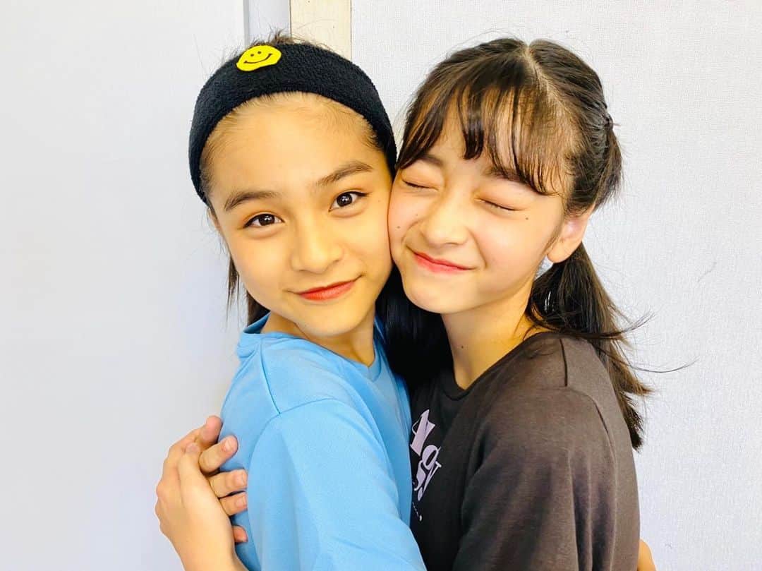 ニコ☆プチのインスタグラム：「👧🏻🤍👧🏻  らぶらぶ😚！！  #10月号オフショ祭り🍿✨ #有坂心花 #滝口芽里衣」