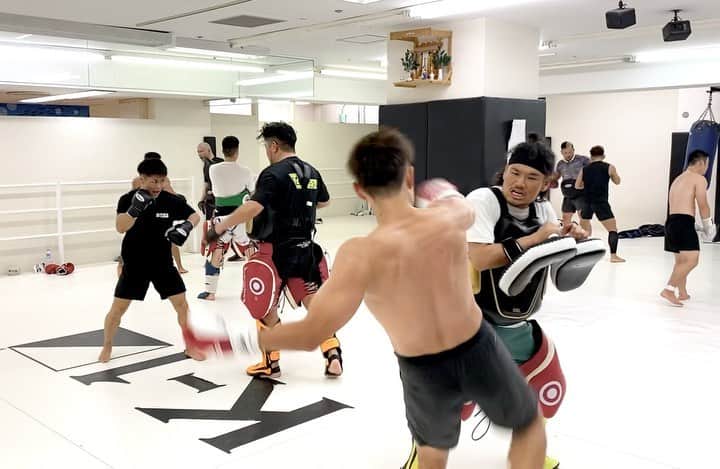 山崎秀晃のインスタグラム：「環境感謝 トレーナーさん達、切磋琢磨できるチーム、会社を守ってくれる素敵なスタッフ達🙏 尊敬する人に「成功してる人はまず周りの人に恵まれてるんだよ」教えて頂いた事があります。 ありがとうございます。」