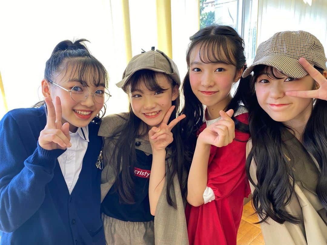 ニコ☆プチのインスタグラム：「. . ぴーすぴーーす✌︎('ω')✌︎ の中に、『キュン』を発見…！？ . #椛島ひなた #土屋希乃 #濱﨑心愛 #星乃あんな #ニコプチ」