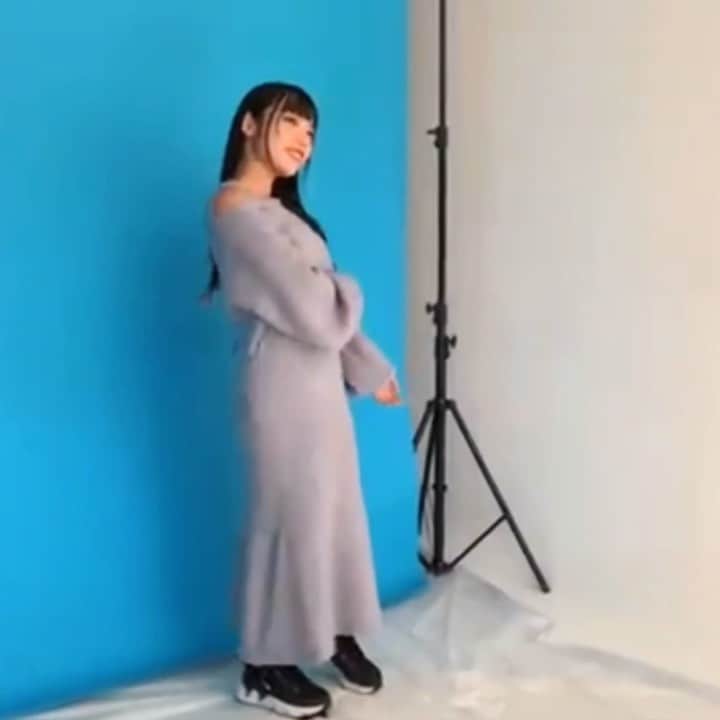 のインスタグラム：「カレンダー撮影とっても楽しかった🥰 衣装もメイクも可愛くて、仕上がりが楽しみです💞  応援してくれた皆様、また幸せな思い出が増えました✨ありがとうございます☺️💗  #EnglishOK#ライブ配信#ライバー#八重歯#宅建士#宅建#宅地建物取引士#不動産営業#イギリス留学#バセドウ病#吃音症#過敏性腸症候群#🧢なつみ👻🍊#撮影#モデル#gravesdisease#stuttering」