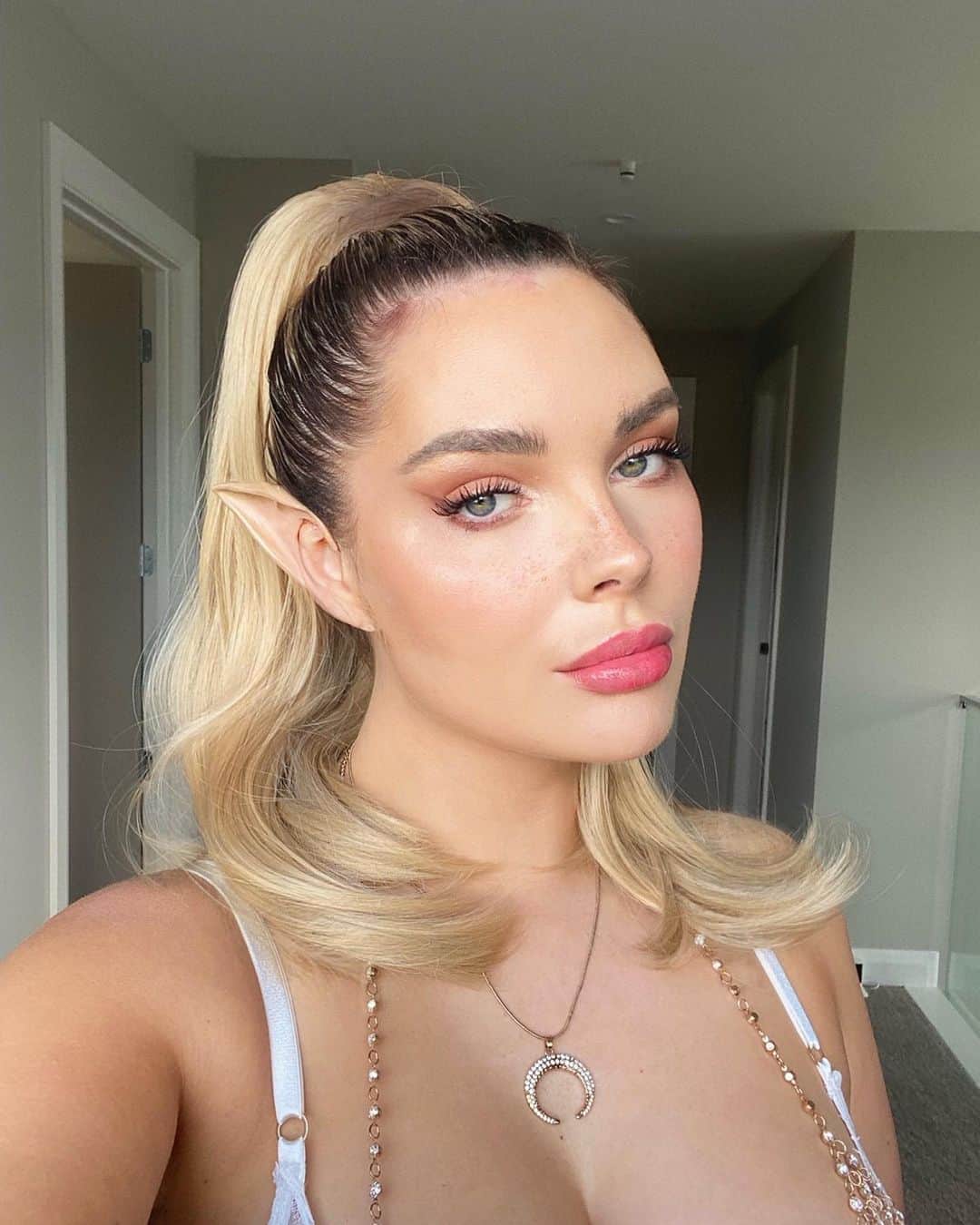 サラ・ハリスのインスタグラム：「Elfin’ about 🧝‍♀️ Day 1 of my 10 Days of Halloween will be live tomorrow! 👏🏽 First time doing faux freckles and I kinda love em 🥰」