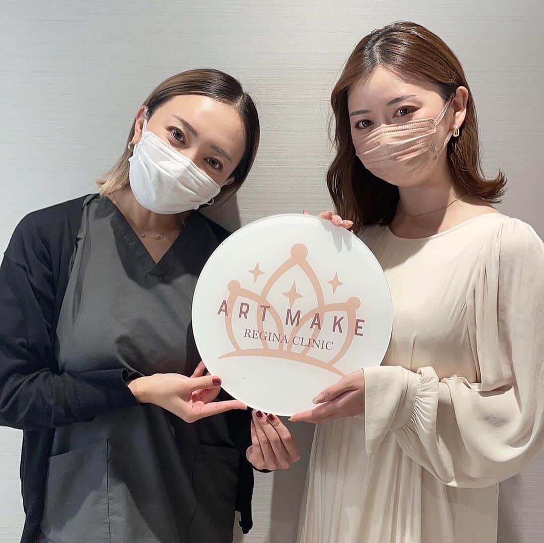 中沢結のインスタグラム：「regina clinic銀座院（@regina.artmake）でアートメイクメニューが始まったそうで、私も施術していただきました𓍼 ⁡ 担当いただいたのは小原弓佳（@kobara.y_reginaart）さん！（デザインが天才的で、実は以前からお願いしたいと思っていた方♡） 職人気質のチャーミングなお姉さんで、柔らかい関西弁に緊張もほぐれました。 ⁡ カウンセリング〜仕上げまで、本当に丁寧で安心感がすごかった、、！ ⁡ あらかじめインスタの投稿から私の好きそうな眉毛を把握してくださっていて、どタイプなデザインをして頂きました。 ⁡ また、施術中の痛みが不安だったのですが、麻酔クリームを塗布してもらえるので想像していたより痛くなかったです！ 眉毛を毛抜きで抜かれるようなイメージ🤔 ⁡ 写真はすべて眉毛はノーメイクなの信じられますか😂😂 1本1本手彫りしてくれて、地毛のように仕上げてくださって感動しました。 ⁡ 今なら、オープニング限定キャンペーンで最大30%offで受けられるので、是非相談してみてくださいね𓅿𓅿 ⁡ #レジーナアートメイク #レジーナクリニック」