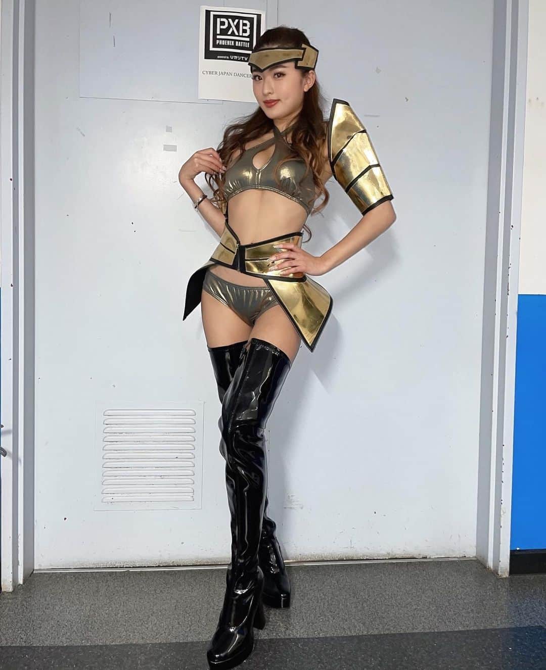 MIYABIのインスタグラム：「こんにちは🌞  本日10/19 17時15分〜 第81回フェニックスバトル🥊  生配信は、ヒカリTV 、dTVにて行います👯‍♀️ 是非チェックしてみてくださいね💜  @PXB_PR さんのTwitterにて、プレゼントキャンペーンも開催中です🎁  私たちのサイン入りポスターもあるので絶対絶対GETしてほしいなぁ🥺💓  こちらは、26日までとなります💜  それでは、頑張ってきまぁす🥰  #cyberjapan #サイバージャパン  #cjd_miyabi #ラウンドガール  #フェニックスバトル」