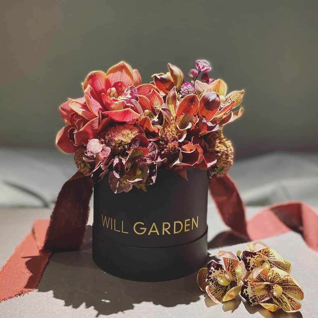 畑野ひろ子のインスタグラム：「@willgarden_official  生花のBOXアレンジレッスン。 シンビジウムと秋色の紫陽花を使って。 本日参加していただきました皆様、ありがとうございました。  #flowers #arrangement #boxarrangement #lesson #life #lifestyle #シンビジウム #秋色紫陽花 #gift #willgarden」