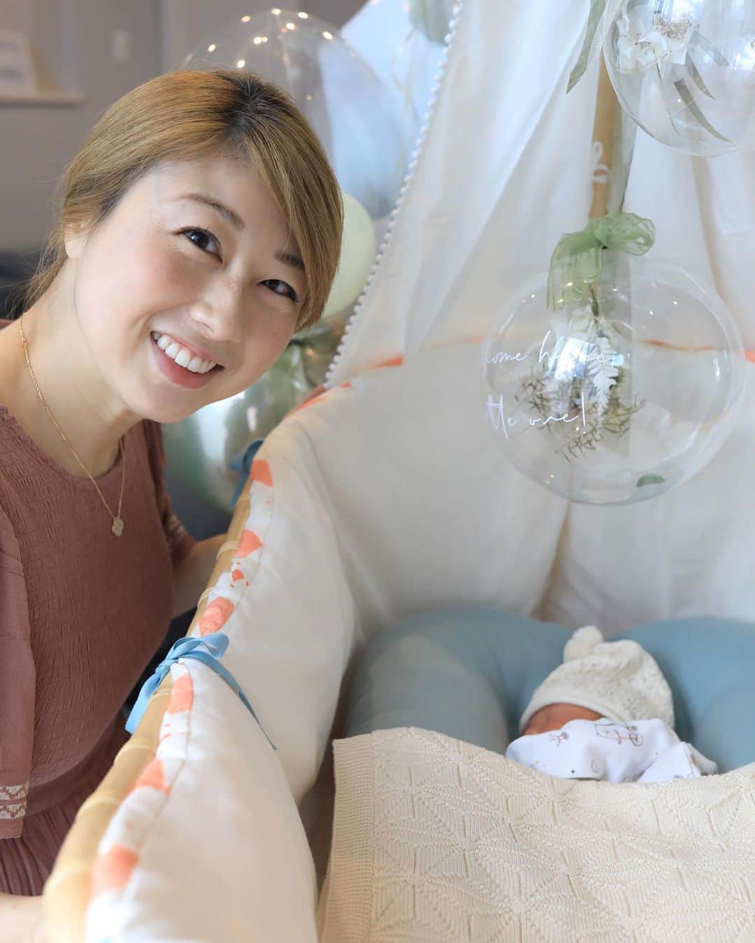 吉田ちかさんのインスタグラム写真 - (吉田ちかInstagram)「Had a peaceful “welcome home” photo shoot with our baby!   Got him the cutest crib (fell in love with it the moment I saw it) and the loveliest balloons💕   Being in the hospital for so long I didn’t have time to do any decorating, so I custom ordered balloons from @balloonmomora - a balloon artist (and Chikatomo!) I met in Kuala Lumpur🎈Her work is amazing! I   It’s definitely fun hanging out with Pudding and the baby and watching them interact, but some quiet time with him is also nice while the big sister is at school lol He’s been sleeping like an angel most of the day!  I know you guys are waiting for us to announce his nickname😆 I have a few candidates, but still debating between a few especially since I want one that sounds good in both Japanese and English. Some of you guys have made suggestions in previous posts, but if you have any more let us know!  ベビーと平和なウェルカムホーム撮影📸   一目惚れしたベビーベッドにカスタムオーダーのバルーンを飾ってみました🎈   今回は入院が長くて自分でデコレーションする時間がなく、以前クアラルンプールで出会ったバルーンアーティスト (&ちか友！）のMomoさん @balloonmomora にお願いしました⭐️めちゃくちゃ素敵な作品で感激💕   プリン姉ちゃんと一緒にみんなで過ごすのももちろん楽しいですが、プリンが学校に言ってる間のベビーとの静かな時間も貴重！今のところ、1日のほとんどは天使のように寝てくれています！  そんなベビーのニックネームは何になるのか？！いくつか候補はあるのですが、まだ決めきれていなくて😅… 英語と日本語の発音両方で語呂がいいものって、結構難しい！  コメントで当てようとしてくださっている方もいましたが、他にもいいアイディアがあったら教えてください⭐️」10月19日 16時30分 - bilingirl_chika
