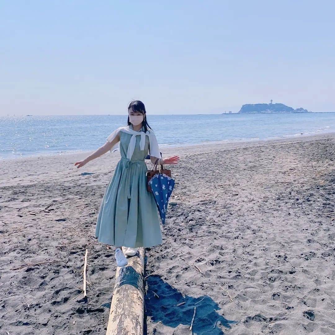 のインスタグラム：「. ちょっと前まで暑かったのに… 一気に季節が進みましたね🍂 半袖の出番はおしまい👕  #時差投稿 #季節の変わり目 #夏 #秋 #寒い #鎌倉 #七里ヶ浜 #海岸 #海 #seaside #密避け #おさんぽ #私服 #私服コーデ #セントフォース #centforce #米澤かおり」