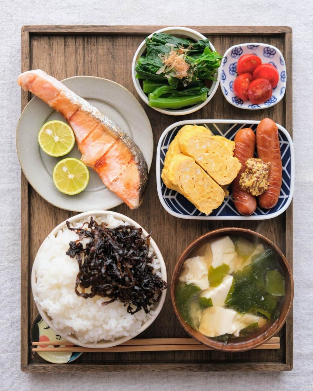 わたをのインスタグラム：「あさごはん  ここ数日、現場続きで朝ごはんも食べられなかったけど今朝はゆっくりしてます🌝  #おうちごはん #朝ごはん #あさごはん #朝食 #おかめ #Yummy #Delicious #Japan #japanesefood #breakfast」