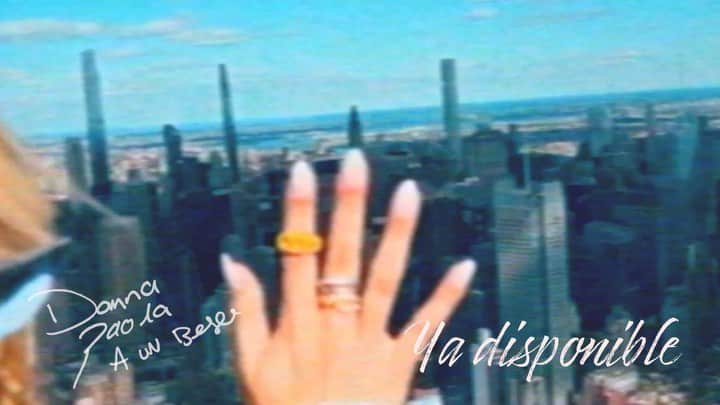 Danna Paolaのインスタグラム：「#AUnBeso 💋 music video OUT NOW…  Ufff ¿por donde empiezo?  Es tan bello poder ver un poco de ti a través de los ojos de esa persona, de ese corazón, un alma rendida a ti, tan transparente y llena de luz. Este video es un cachito de mi corazón para poder compartirles con mucha ilusión a mi manera y con mucho respeto, la plenitud en la que me encuentro y lo especial que es TODO esto para mi.   NY una de mis ciudades favoritas, esta vez con mi persona favorita, dirigiendo y produciendo con una cámara en mano plasmando de manera genuina solo una parte de la magia.  Además faltaba ese performance especial además de todo el recorrido x esta ciudad, y logramos complementarlo con ayuda y el amor en  familia que amamos mucho 🤍y amigos que fueron parte, esperemos lo disfruten… De corazón GRACIAS!   I love you. ☁️」