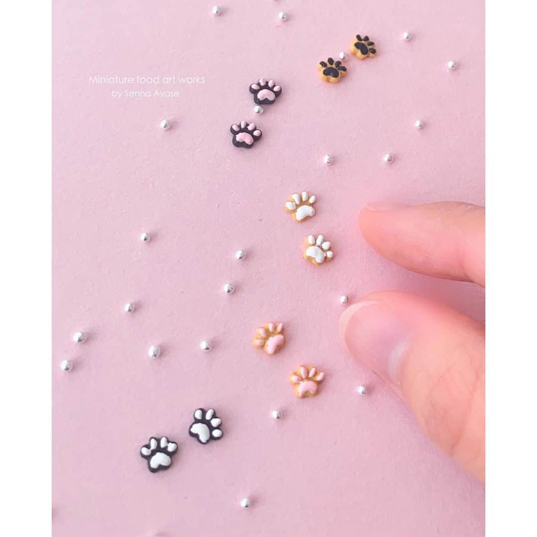 のインスタグラム：「アイシングクッキー。  にくきゅう。  Icing cookies. paw pads.  #仙名彩世#ミニチュア#ミニチュアフード#おやつ#クッキー#アイシングクッキー#肉球#にくきゅう#sennaayase#handmade#miniature#miniaturefood#snack#cookies#Icingcookies#pawpads#手工制作#微型#微型食品#센나아야세#핸드메이드#미니어처#미니어처푸드」