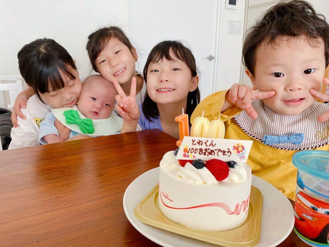 江原千鶴（エハラチヅル）のインスタグラム：「10月16日 とわくん生後100日✨  体重6キロ超え🤗 あやすと笑って、構って欲しくて泣いて、首が座って、寝返りもしそう‼️  病気をしたりもしたけど、順調にすくすく成長しています💕  お食い初めの予定がまだ決まらないので、まずはケーキでお祝いしました🎂  うたくんが自分のケーキだと思ってるけどww  #生後100日 #5人きょうだい #5番目末っ子 #marlmarl #お食い初め#家族」