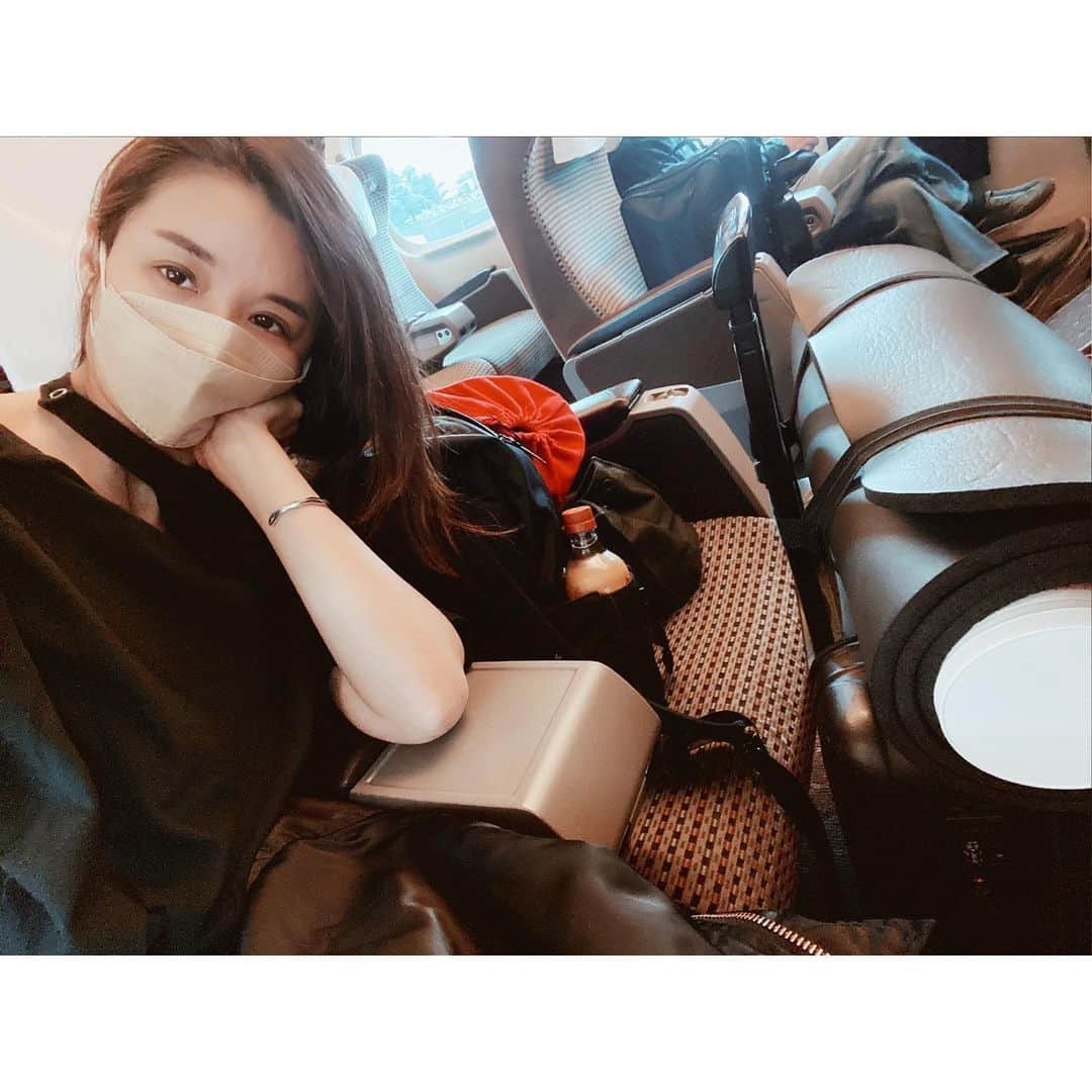 鈴木紗理奈さんのインスタグラム写真 - (鈴木紗理奈Instagram)「大荷物を持って名古屋へ🚄 今日はゴゴスマの生放送 そして明日から舞台【天国】 の最終確認をしてそのまま名古屋公演がいよいよスタートするよ‼︎  リオトは帰国しばーちゃんと隔離を経てわたしより一足先に ばーちゃんとsweet homeで待っててくれてるよ❤️ 久々電気のついた あったかいお家に帰れるのが楽しみ。 早く会いたい。 ハグしたい。 遊びたい。話したい。 その分頑張らなきゃ。 行ってきます😊」10月19日 10時21分 - munehirovoice