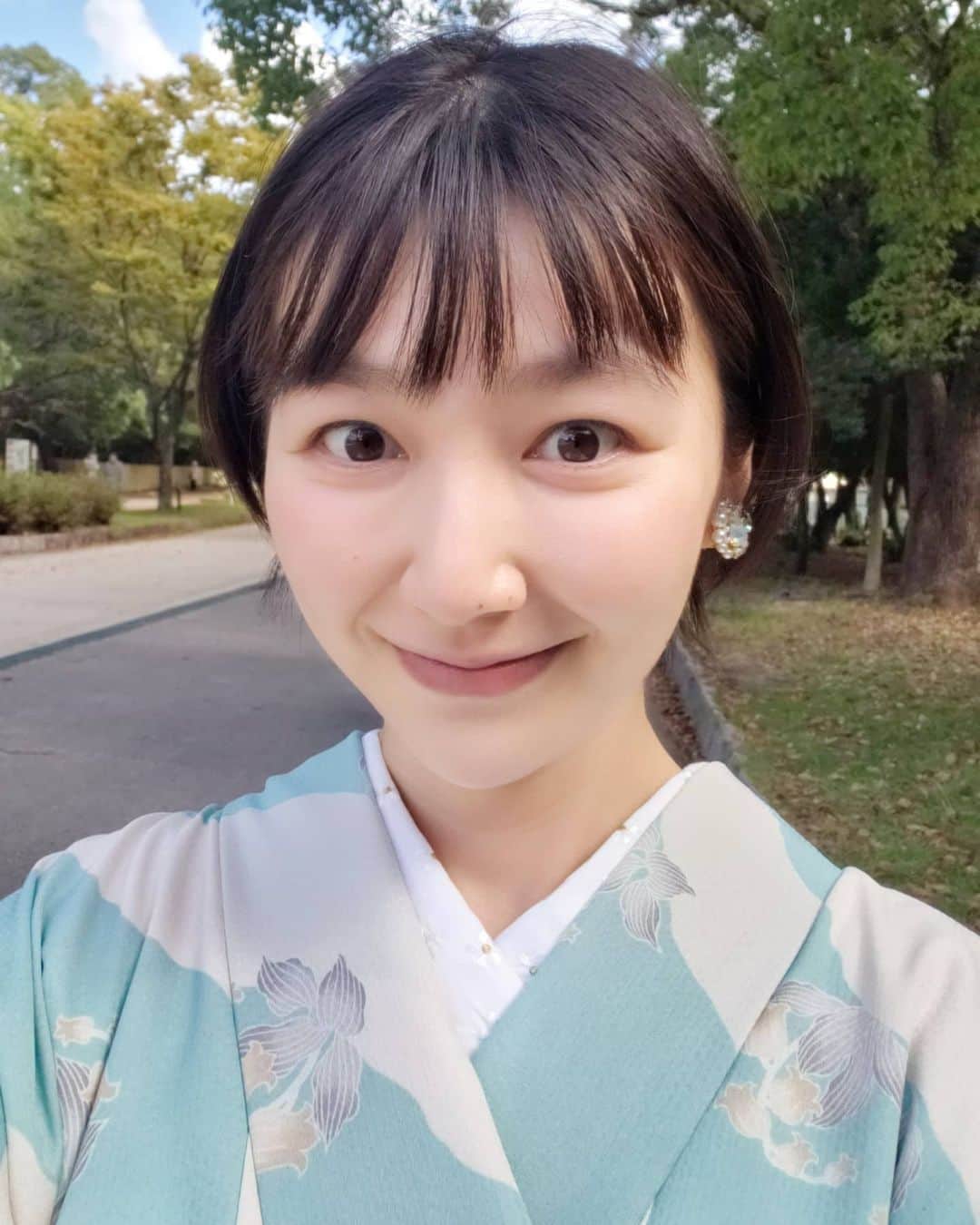 橋本真衣のインスタグラム：「. ちょっと大きなイヤリングに着物👘 やってみたかったやつ🙄🎵 撮影の時だけマスク外してます . . #大濠公園#大濠テラス#お宮参り#すっかり秋#久しぶりに外に出た#主治医に#お母さんになると皆髪切るよねって言われた#その通りすぎて少し恥ずかしかった笑#肌寒くなってきたので体調気を付けましょうね」